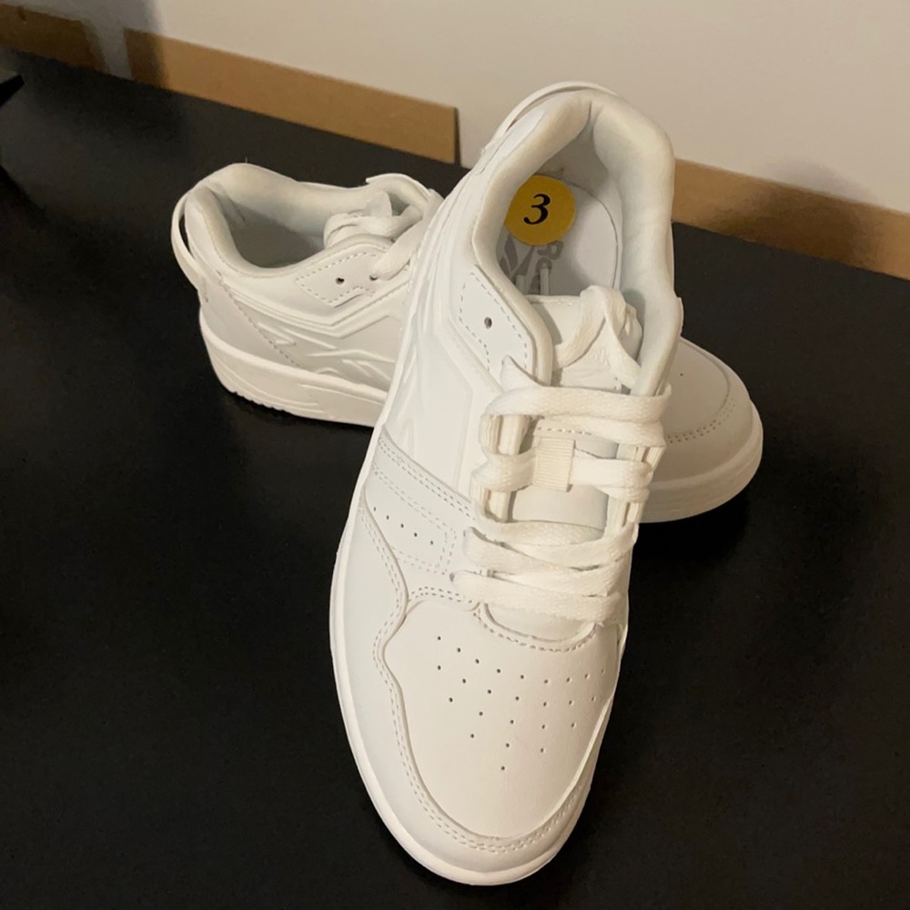 Tennis shoes